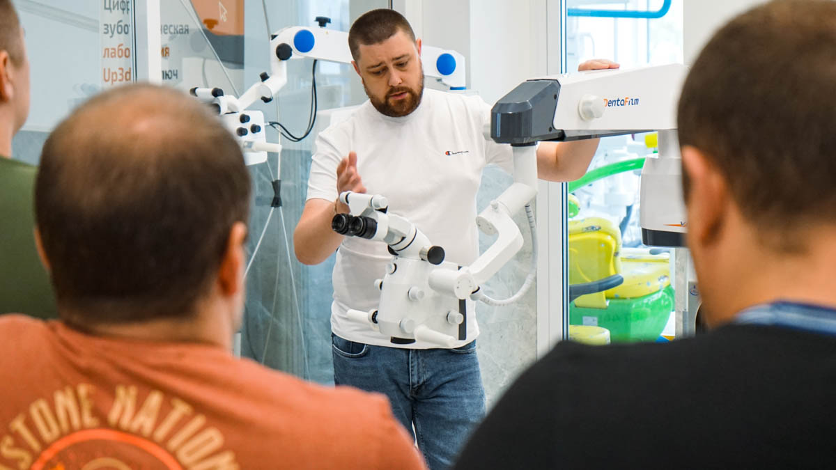 Денис Евенко Специалист по микроскопам